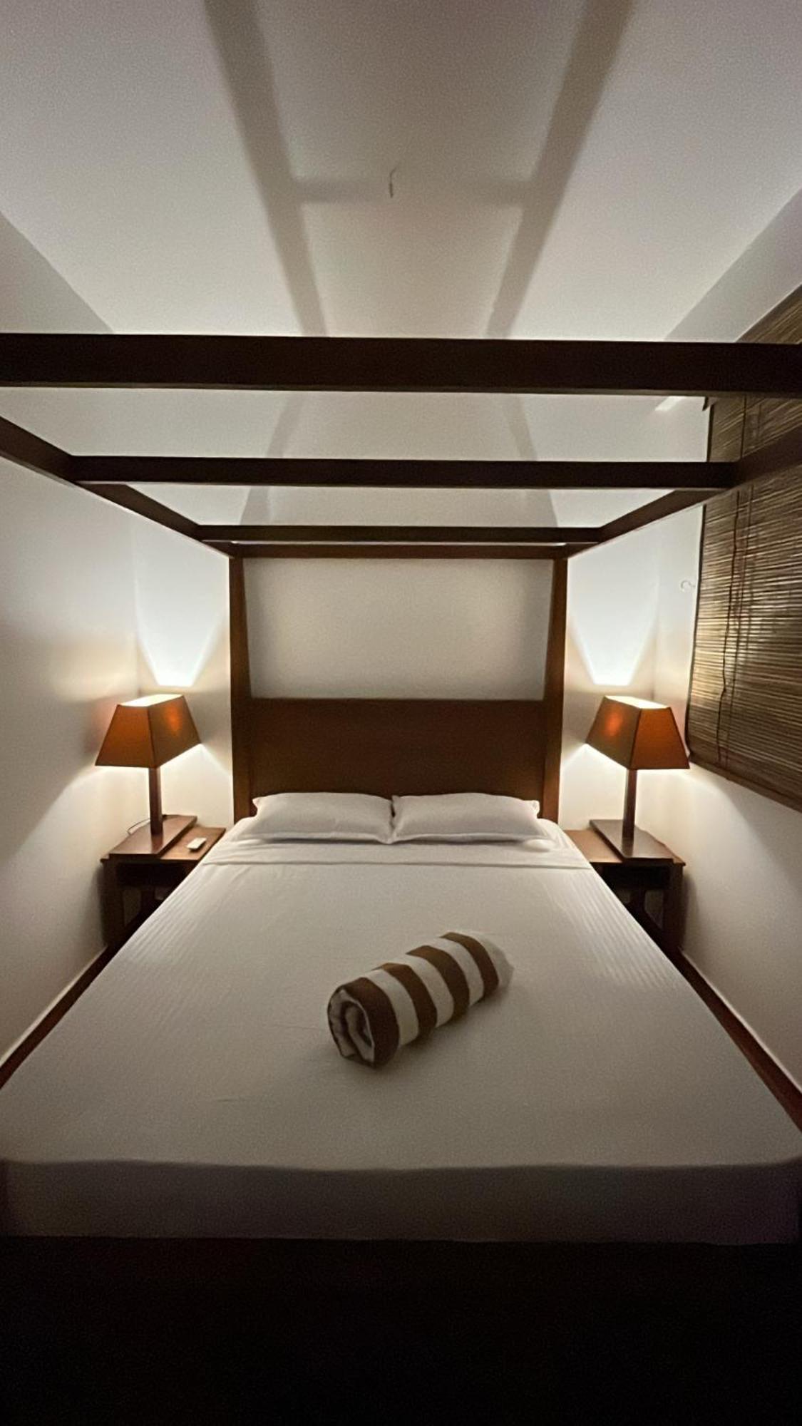Beach Club Apartments Induruwa Bagian luar foto