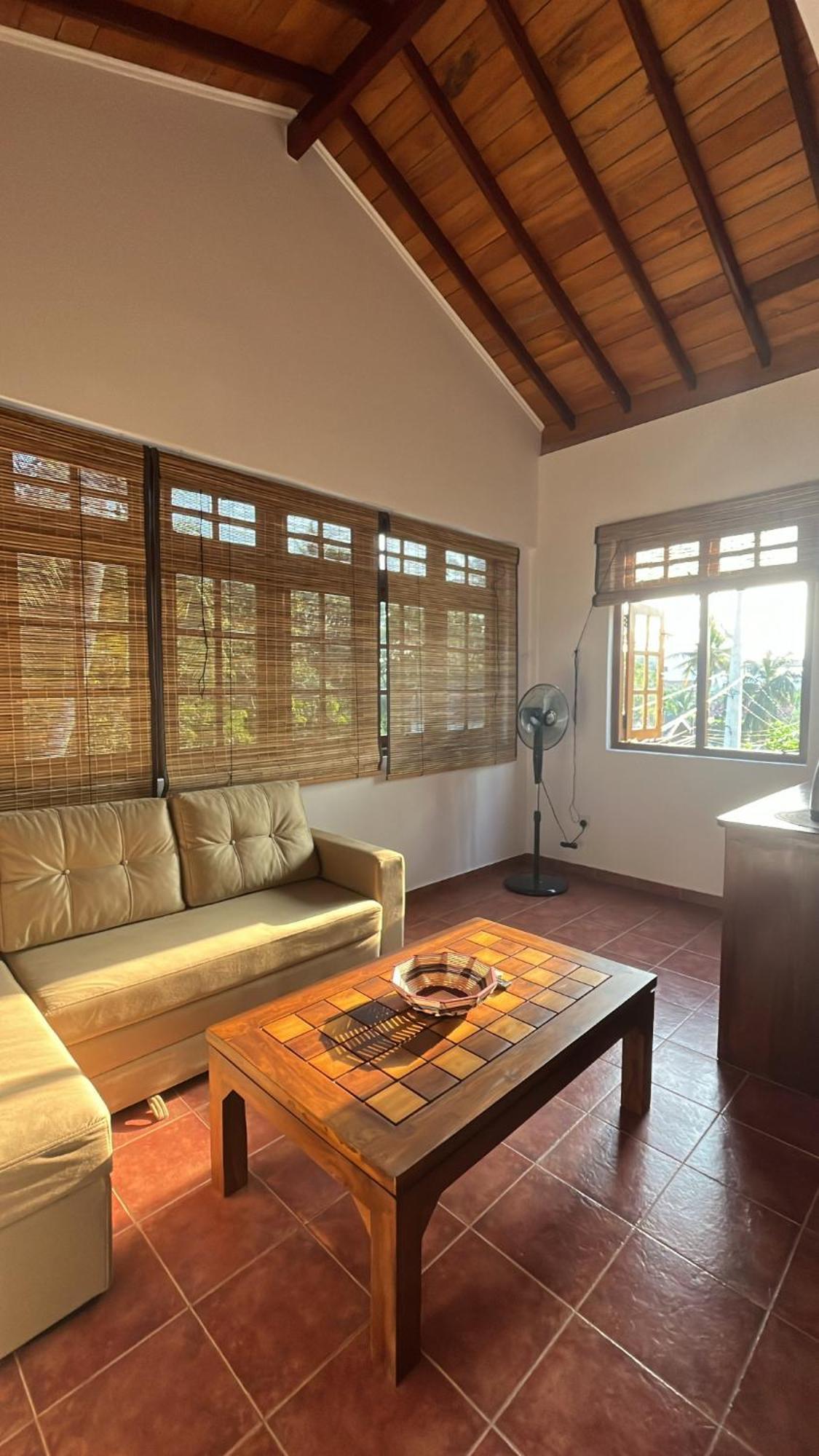 Beach Club Apartments Induruwa Bagian luar foto