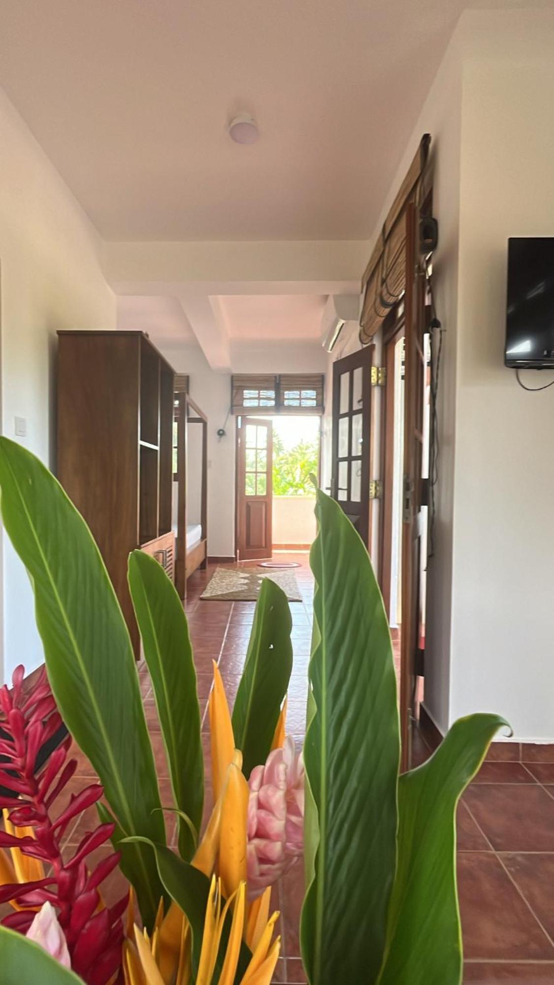 Beach Club Apartments Induruwa Bagian luar foto