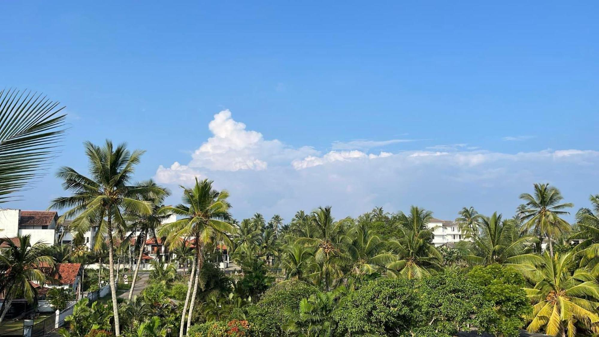 Beach Club Apartments Induruwa Bagian luar foto