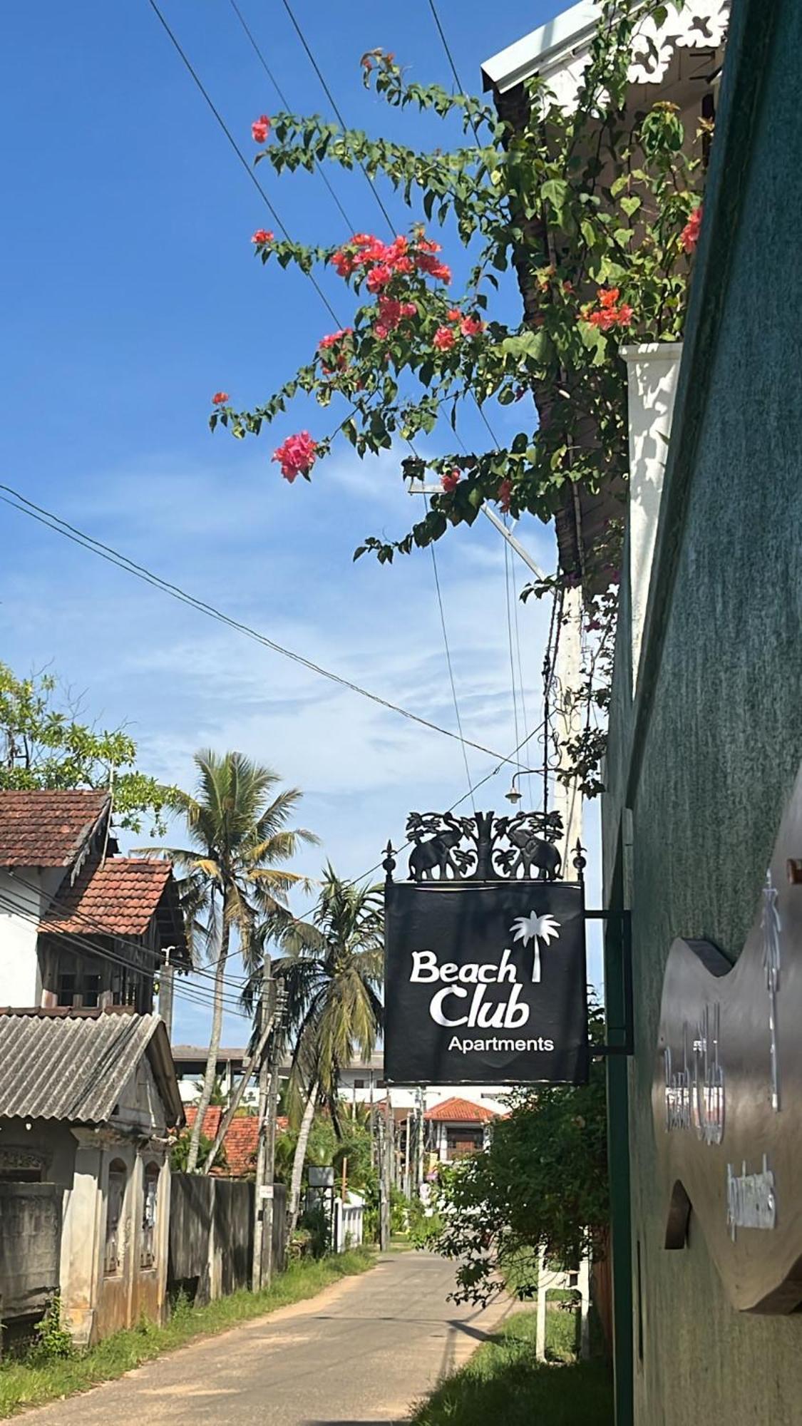 Beach Club Apartments Induruwa Bagian luar foto