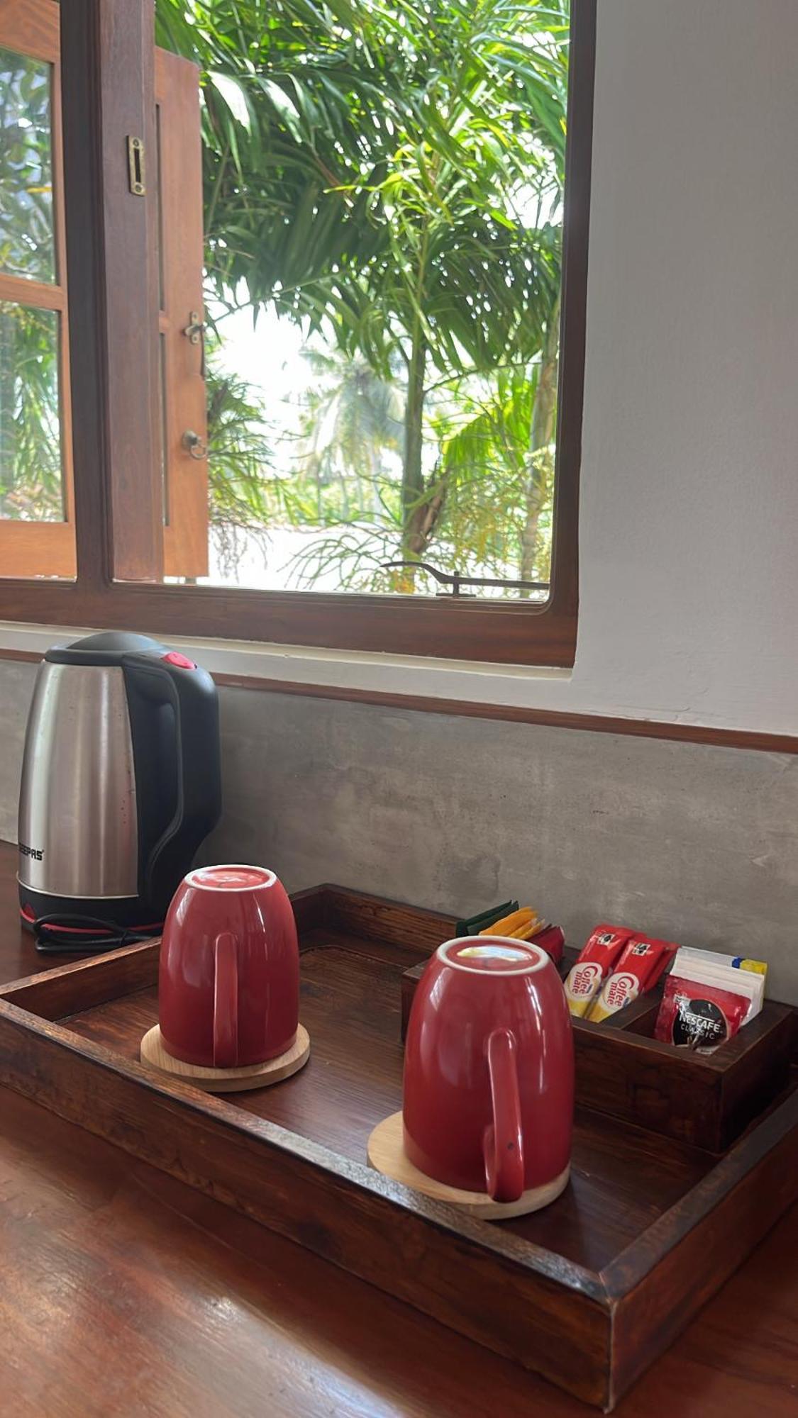 Beach Club Apartments Induruwa Bagian luar foto