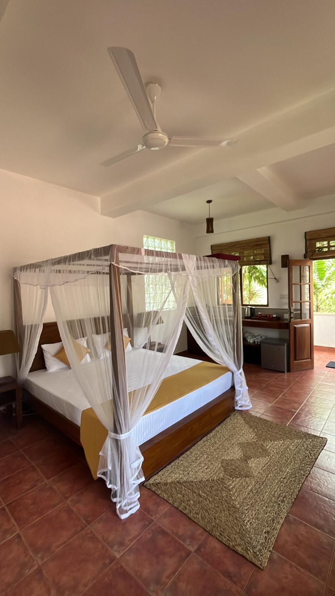 Beach Club Apartments Induruwa Bagian luar foto