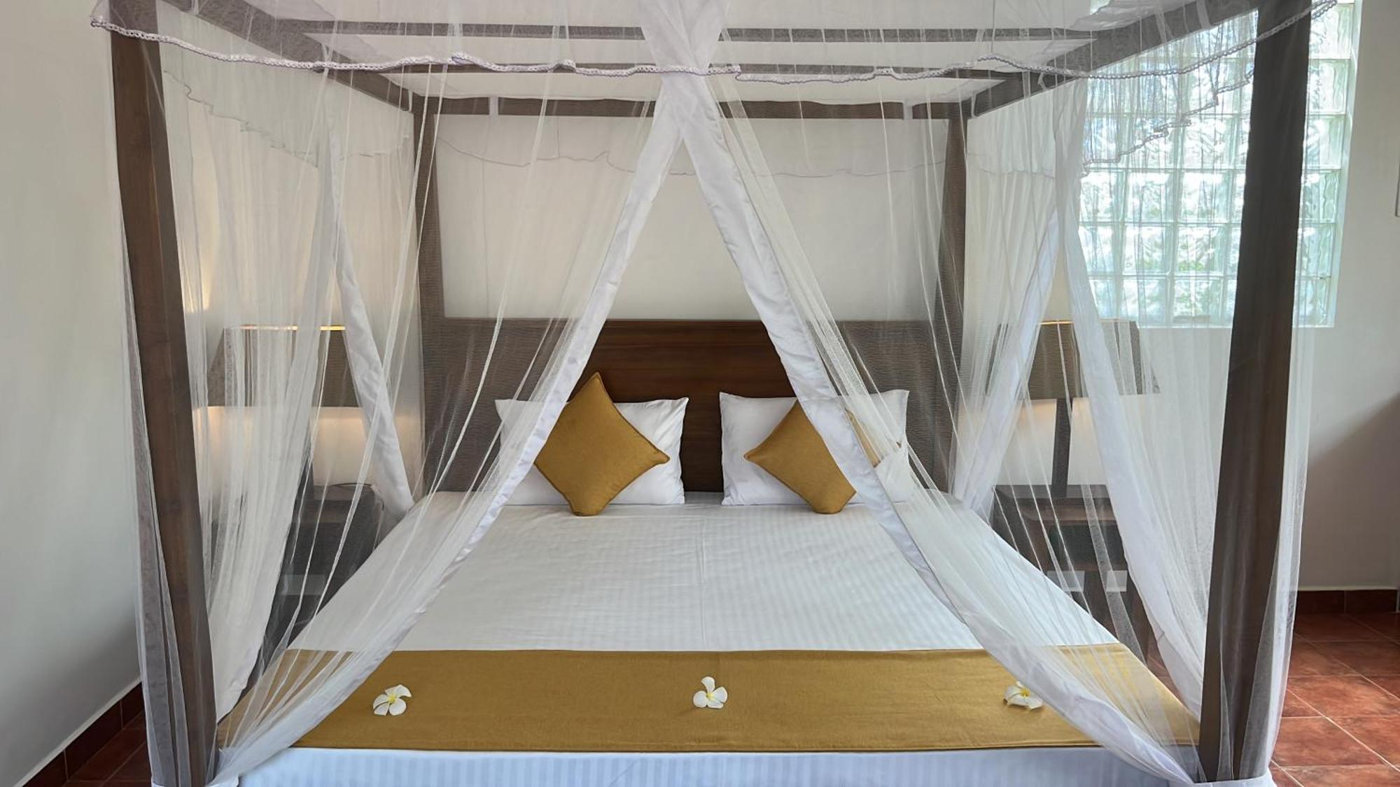 Beach Club Apartments Induruwa Bagian luar foto