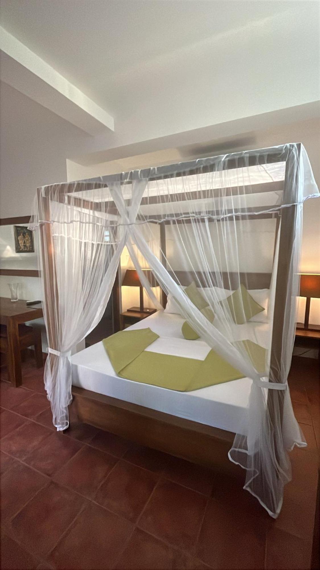 Beach Club Apartments Induruwa Bagian luar foto